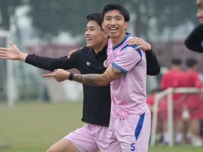 Tin vui bất ngờ: Văn Hậu cười tươi tập luyện, chấn thương chỉ là căng cơ nhẹ