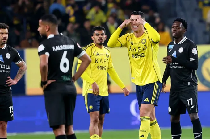 Ronaldo có sinh nhật không mấy vui vẻ